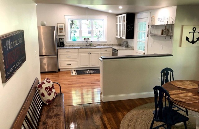 Chicky's Place - Spacious Two Bedroom Condo- 15 min walk to Footbridge Beach