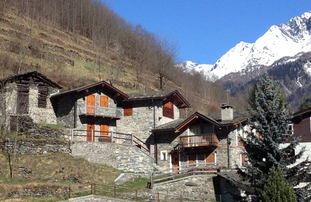 Chiesa in Valmalenco Stone House