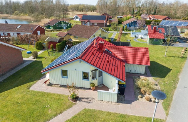 Child-friendly 5-person wellness holiday home Treibholz with two showers and toilets, sauna, whirlpool, wood-burning stove, conservatory and canoe in Otterndorf