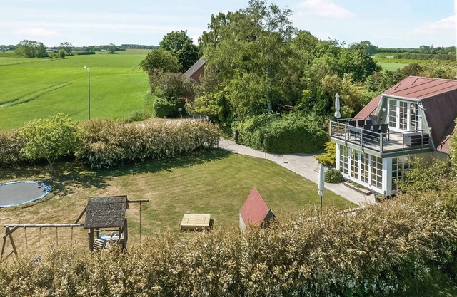 Child-friendly cottage with large indoor pool