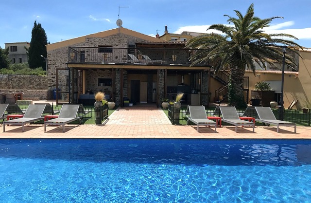 child-friendly holiday home with private swimming pool. 17->28 people