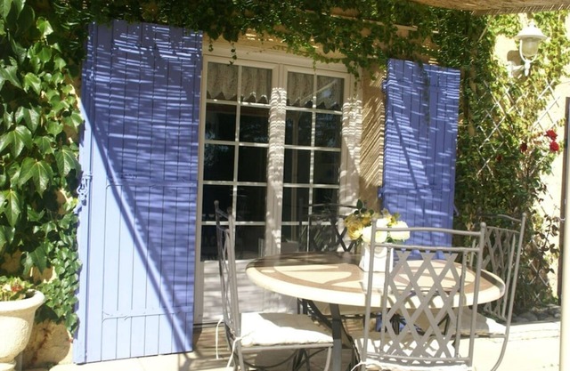 Child-friendly villa with swimming pool in Piolenc
