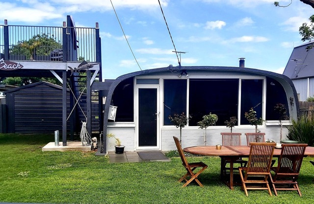 Chill at the Igloo cottage - 100m walk to beach