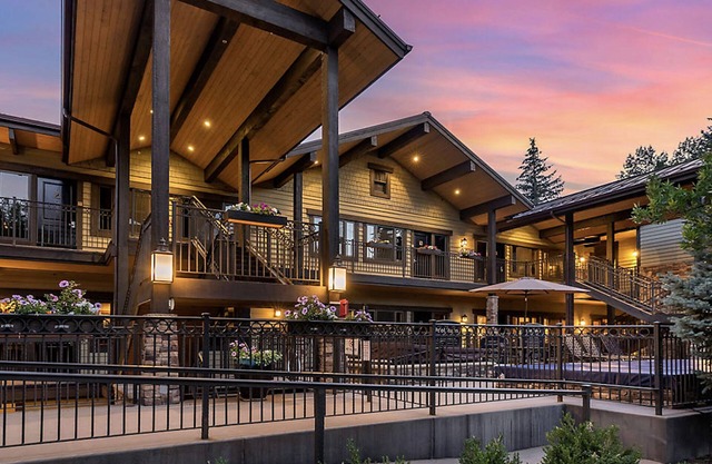 Chill downtown Aspen Condotel in walking to restaurants, shops and mountain!