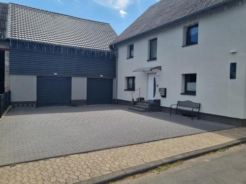Chill or Drive - Apartment am Nürburgring, Free Parking, WLan, Spacious Rooms, Quiet Location