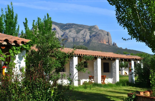 Chill-out nature bungalow overlooking the Riglos mountains.