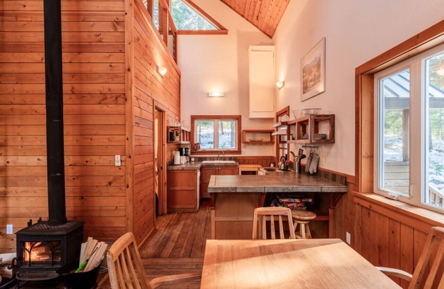 Chinquapin Mountain Cabin w/Jacuzzi and Wood Stove at Green Springs Inn