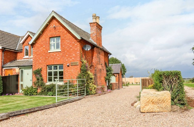 CHIPPERS COTTAGE, pet friendly, with a garden in Woodhall Spa