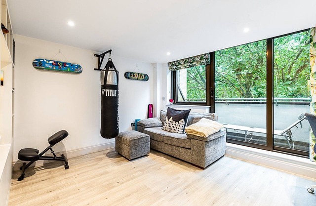 ​Chiswick Studio Retreat with Private Balcony