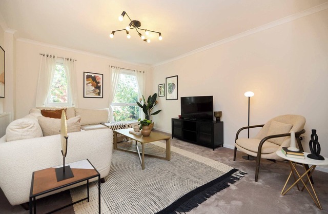 Chiswick Townhouse with Garden & Parking