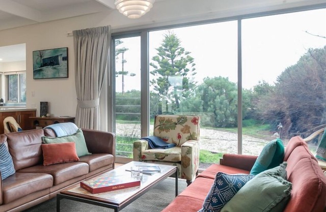 Chiton Cottage - Mid Century Getaway - 2 Bedroom - Pets