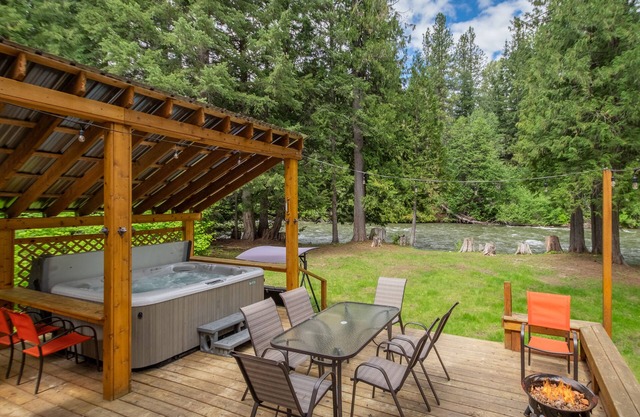 Chiwawa River Chalet-River, Hot Tub, WIFI, Dogs OK