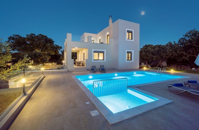 Chloe villa , 3 bedrooms,Countryside,pool, near taverns