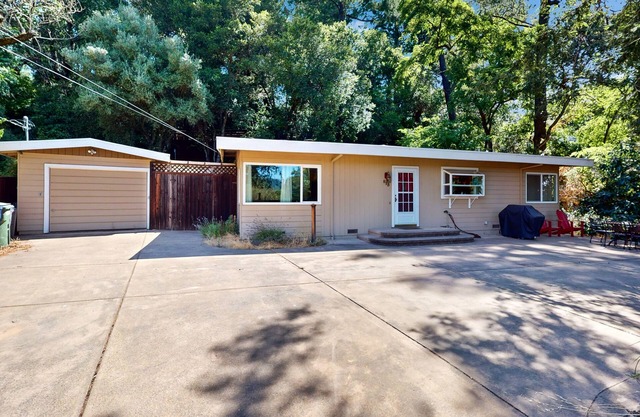 Choice Getaway w/Private Hot Tub - Near Wineries, Dining, Outdoor Activities