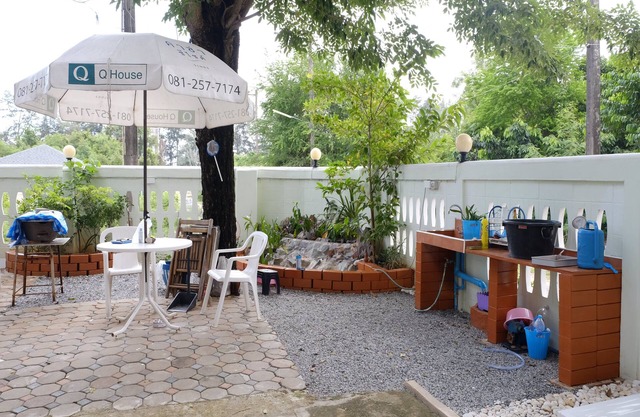Chomlay Restaurant & Room for Rent