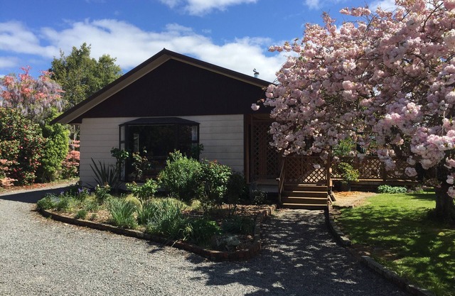 Chris's Cabin | Private Garden, Large Deck | Sleeps 8 in Greytown