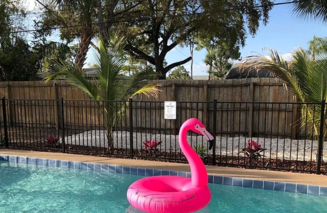 Chrissys Cottage · Heated Pool! Close to Siesta, Lido & St. Armands