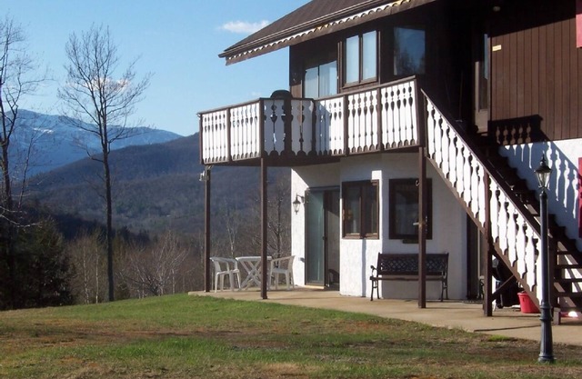 Christmas Mt. Condo with Mt. Washington Views adjacent to Storyland