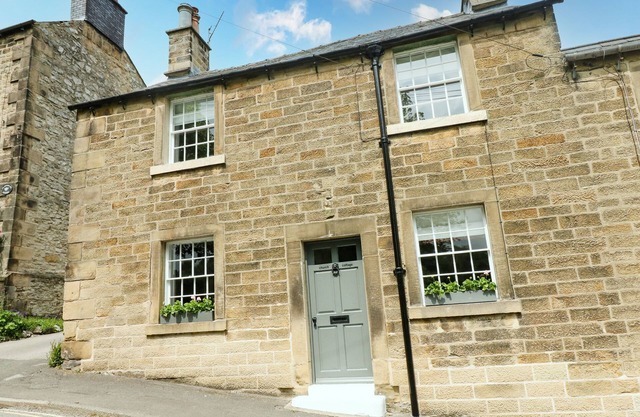 CHURCH COTTAGE, family friendly, luxury holiday cottage in Bakewell