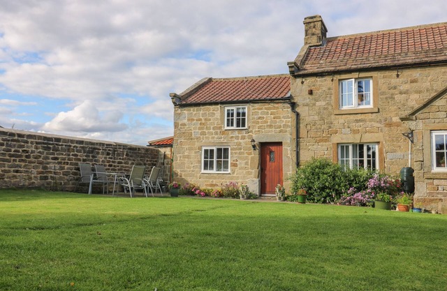 CHURCH FARM ANNEX, pet friendly, with a garden in Ripon