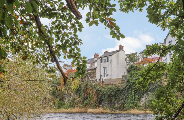 CHURCH STREET COTTAGE, pet friendly, with open fire in Llangollen