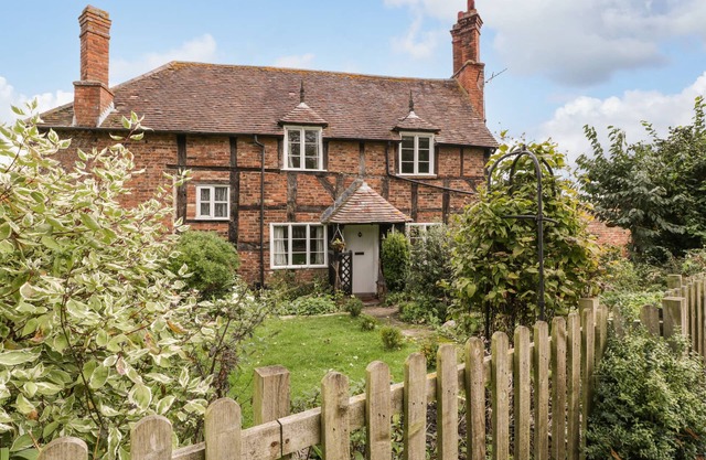 CHURCHEND COTTAGE, family friendly, with open fire in Tewkesbury