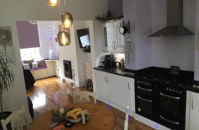 ChurchEndCottage-2BR-Sleeps4-PetsOK-Parking