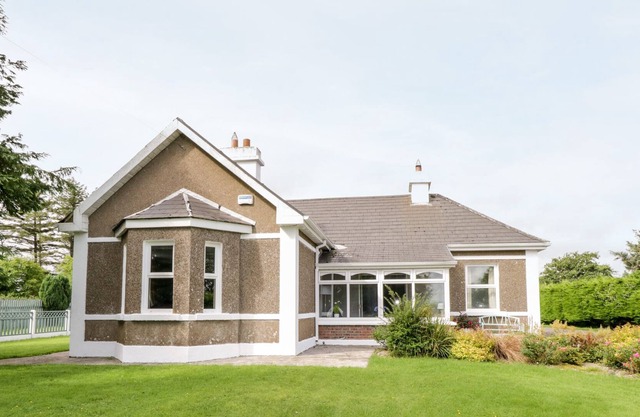 CHURCHFIELD HOUSE, family friendly in Crossmolina, County Mayo