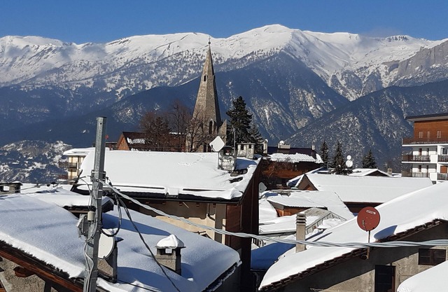 Ciabot la Garitula very close to slopes and chairlift, sunny garden, wifi