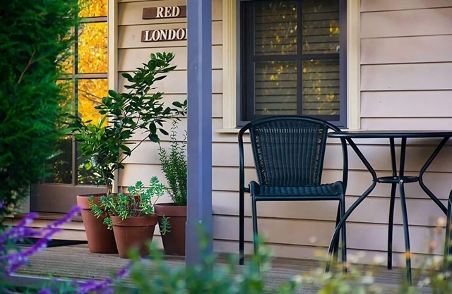 Circa Red London Daylesford ~ Town Centre!