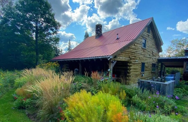 Circe & Hare Lodge, a magical 3 BR Romantic Log Cabin Getaway with Hot Tub