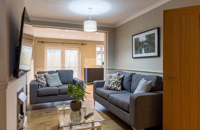 Cirencester Road - Elegant 5 bedroom semi-detached house with garden and patio
