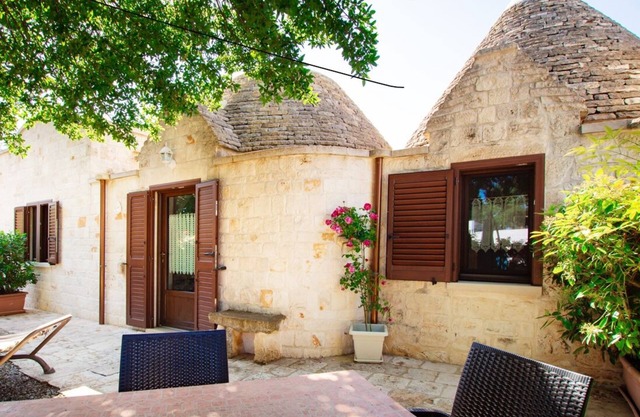 Cisternino-Trulli and Lamie: Grove in Valle D'Itria, accommodation 'La Quercia'