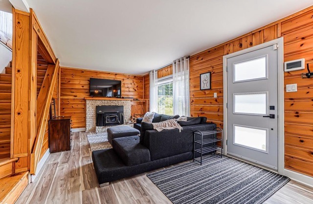 CITQ307848nChalet Le Serein à St-Zénon.nNext to River with 3 Room and SPA.n