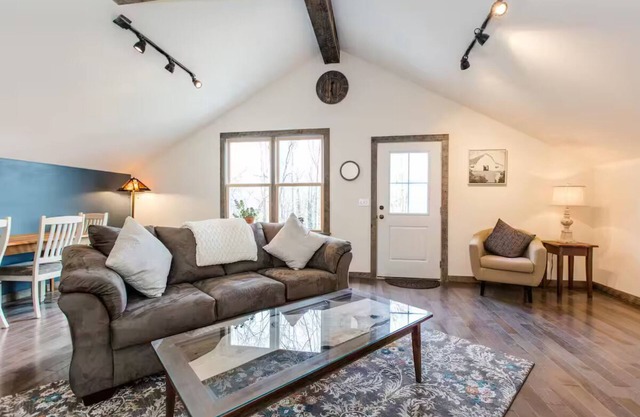 City Access Country Charm w/Hot Tub and King