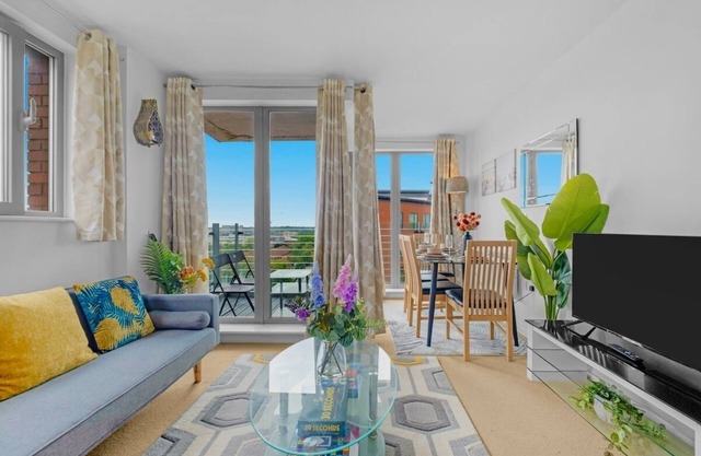 City Apt Sleeps 6 | 2 Bed 2 Bath + Disney+/Netflix
