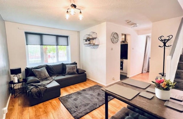 City Bliss: Stylish Townhouse, Free Parking