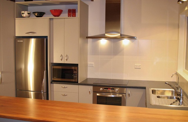 City-Bush Retreat - serviced private quiet fully equipped quality apartment