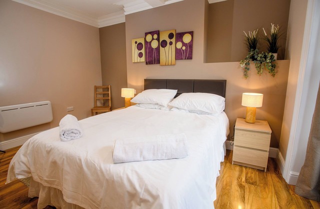 City center 1 bed en-suite room. king sized bed, free WIfI Toiletries smart tv
