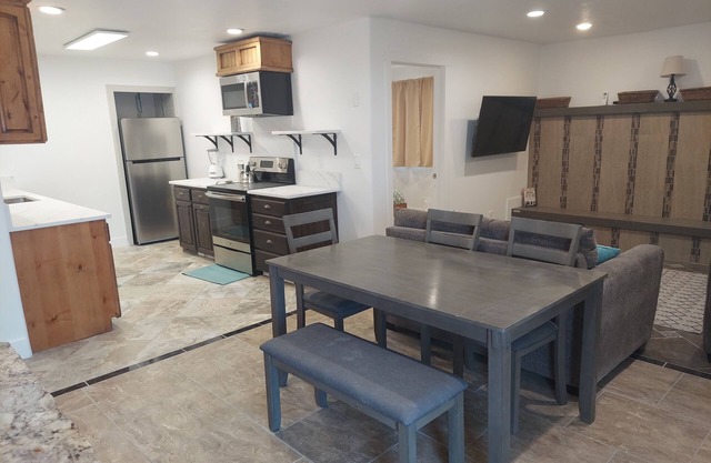 City Center Flat! Downtown Hurricane on State Street! Charming 2 bed w/kitchen!