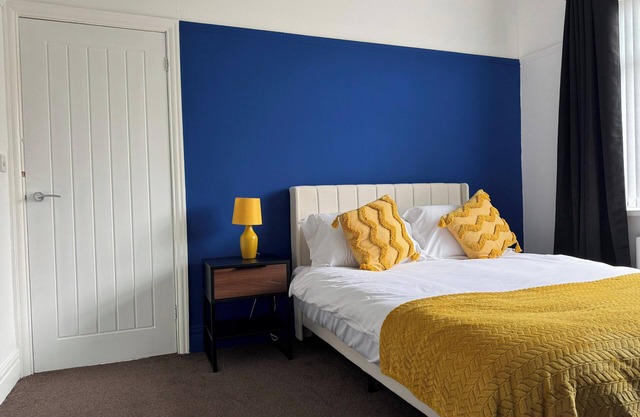 City Centre-4 Br-Sleeps 7-Garden-Free Parking