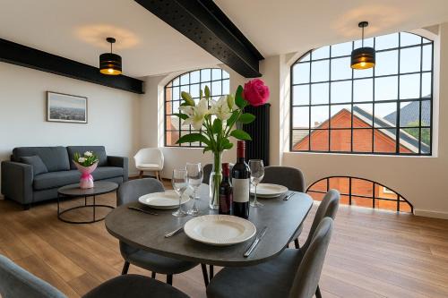 City Centre Balcony Apartment for 6 - Steps to Dining, Bars & Train