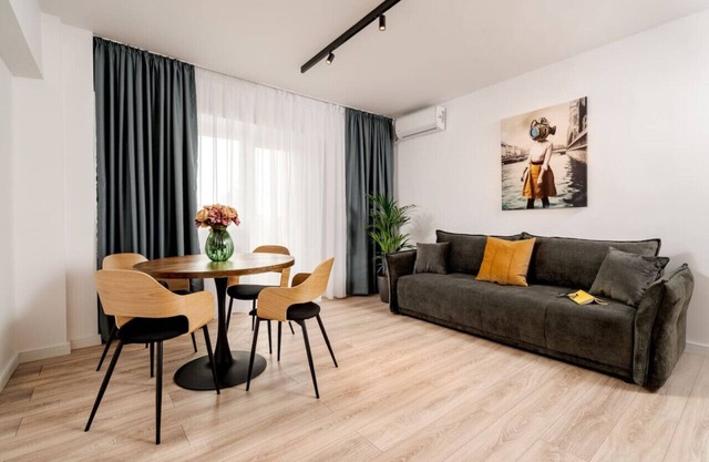 City Centre Spacious Cozy Apartment with Balcony