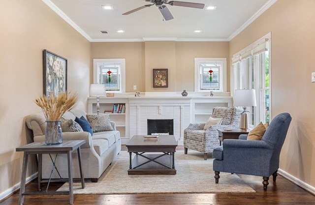 City Cottage: 2-Bedroom Cottage Comfort