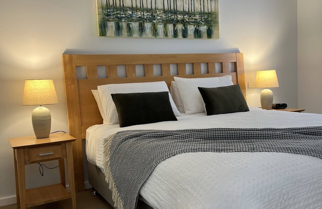 City Escape Mounts Bay Apartment. Near Kings Park - Parking - Wifi