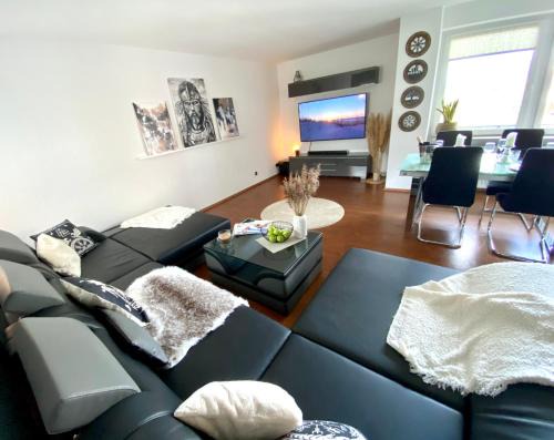 City Ferienwohnung SKYLINE - mit großem Balkon & XXL- Sofa für bis zu 4 Personen