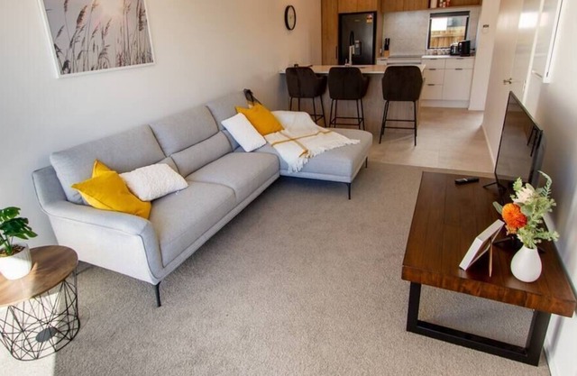 City Fringe near Barrington Mall 2 Bed w/Carpark