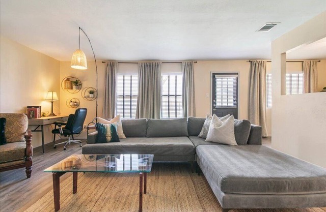 City Haus: Stylish home with King and Wifi 5 minutes to Q2 Stadium, Domain