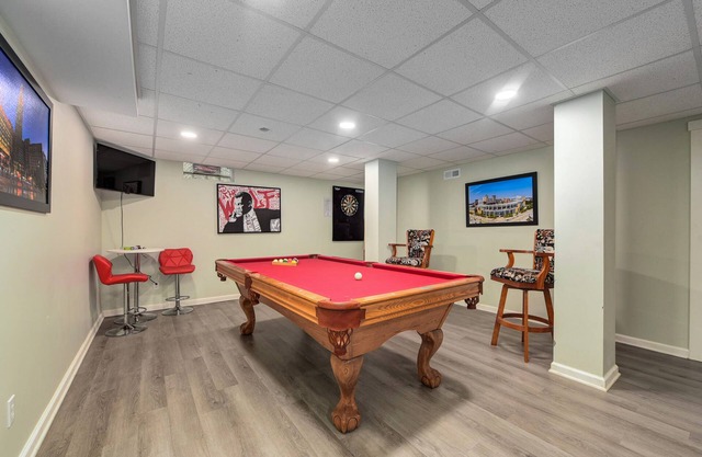 City living W/Hot tub, Pool Table, Movie Theater!