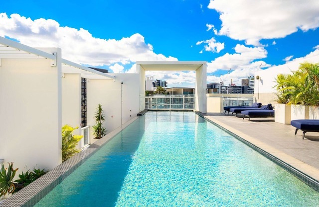City Oasis Stylish Apt with Gym Rooftop Pool